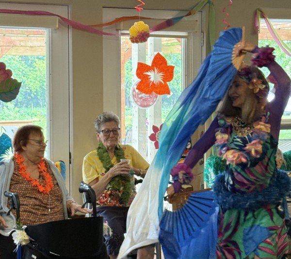 Village on the Thames residents enjoy lively Hawaiian luau